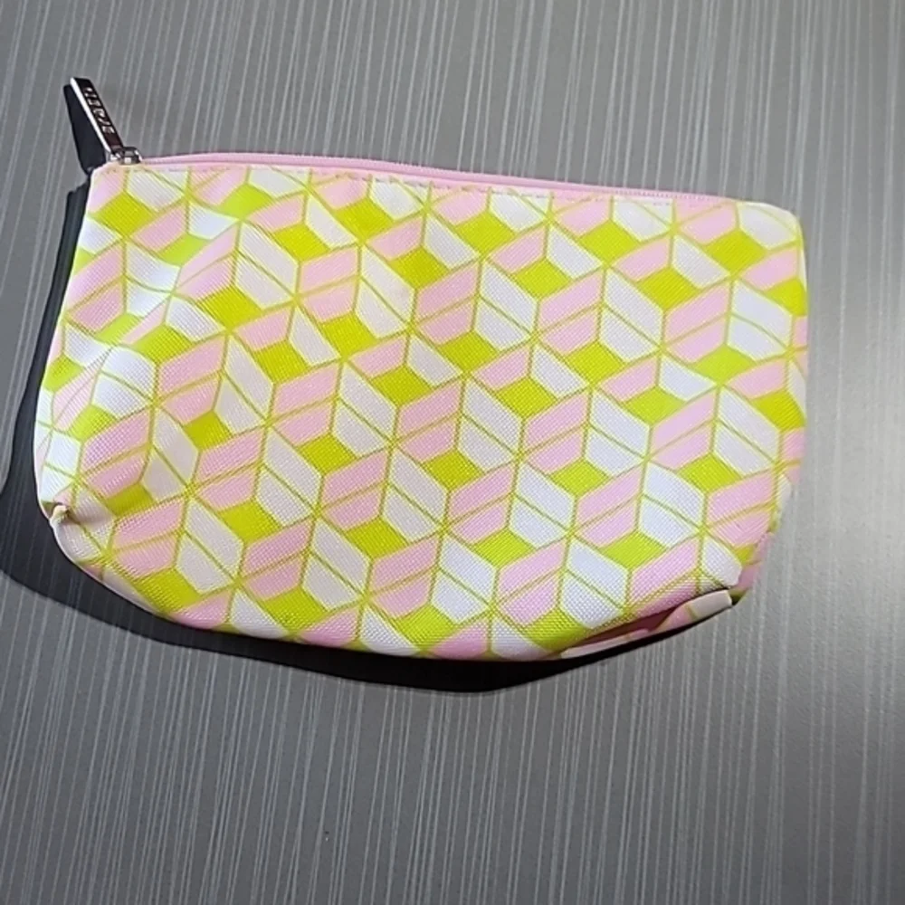 4 Cosmetic‎ Cases/Bags: 1 Estee Lauder (Fuchsia), 3 Clinique(s) Good+ Condition